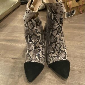 42 GOLD Snake-Print Ankle Boots with Black Pointed Toe
